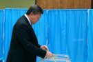 Виктор Янукович во время голосования на выборах в Верховную 