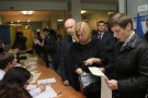 Александр Турчинов с женой Анной и сыном Кириллом во время участия в процедуре голосования