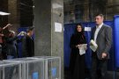 Виталий Кличко с супругой Наталией на одном из избирательных участков Киева