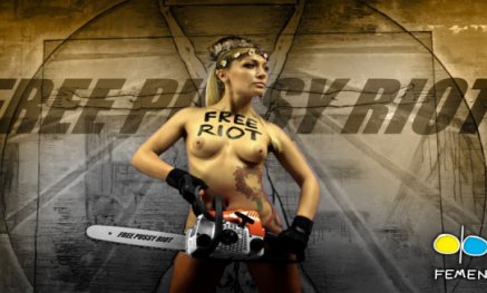 Активистки FEMEN спилили поклонный крест в центре Киева