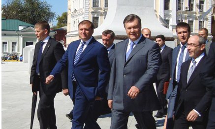 Янукович открыл монумент Независимости в Харькове