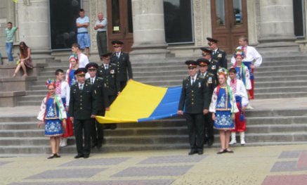 Пам’ятник Незалежності України в Тернополі відкрили наполовину, але з аншлагом (фото)