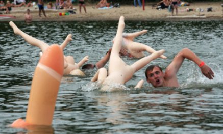 В России запретили плавать на резиновых женщинах