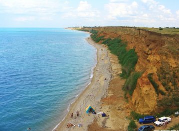 У Криму через шторм на пляж обвалилися 70 метрів берега (ВІДЕО)