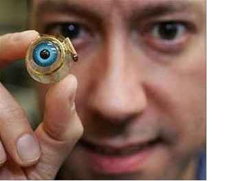 Незрячій жінці вперше в історії імплантували штучне біонічне око
