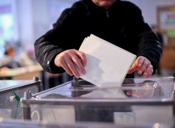 Украинские политики проголосовали на выборах-2012
