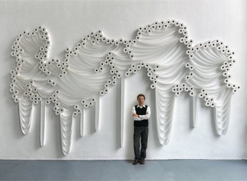 Турецкий художник выставил в галерее инсталляции из туалетной бумаги