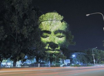Французский художник проектирует на деревья в парке огромные инсталляции чудовищ