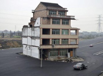 В Китае полуразрушенный дом стоит прямо посреди новой дороги