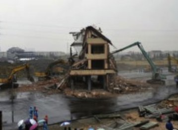 Китайський будинок, що стояв посеред автомагістралі, таки знесли.