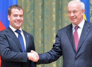 Азарова с восстановлением в должности поздравил премьер-министр России
