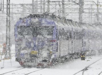 Во Львове из-за неубранного снега два трамвая сошли с рельс (ВИДЕО)