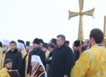 Янукович помолился за Украину