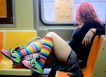 Тысячи людей по всему миру приняли участие в ежегодном флешмобе и проехались в метро без штанов