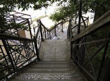 В Киеве вновь открыта отреставрированная после дорогого ремонта лестница с Андреевского спуска на Замковую гору