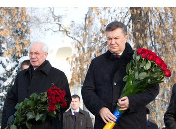 Янукович поклав квіти до памятників Шевченко та Грушевського