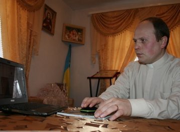 На Тернопольщине священник проводит проповеди с помощью нетбука и беспроводной мыши