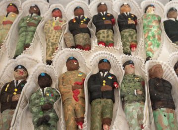 Американські активісти виготовили цукерки у формі мертвих солдатів з кишками назовні
