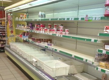 Жители столицы в панике опустошают полки магазинов: исчезли продукты и бытовая химия