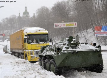 Убирать снег в Киеве выехали 13 БТРов