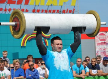 Дюжие мужчины кантовали 360-килограммовые покрышки на чемпионате богатырей в Ровно