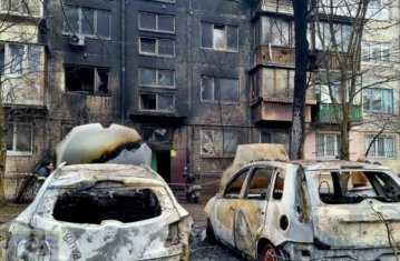 Атака росіян на Київ: 13 постраждалих, вибиті вікна і спалені авто