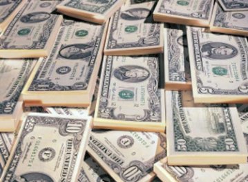 Ожидание девальвации: Украинцы за месяц купили у банков $3,3 миллиарда
