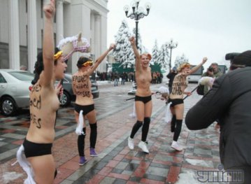 FEMEN намагалися пробитися до новообраних нардепів