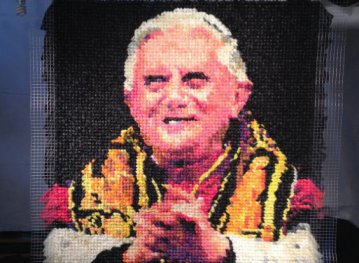 Художниця створила портрет Папи Бенедикта XVI з 17 тисяч презервативів