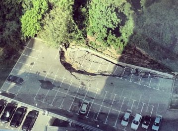 В Киеве возле бизнес-центра произошел новый оползень
