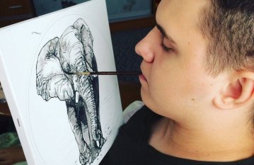 Кісточку тримаю в зубах: житомирянин малює картини, аби заробити кошти на реабілітацію