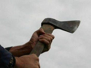 У Миколаєві 80-річна бабуся зарубала подругу сокирою