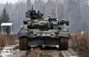 Росія продовжує перекидати до кордону України танкові групи