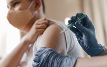 Вакцинація підлітків проти COVID-19 в Україні: про що варто знати?