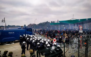 Десятки мігрантів намагалися прорвати «стіну» на кордоні з Польщею