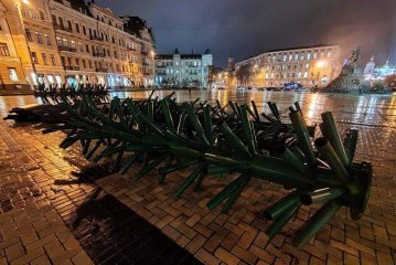 У Києві почали монтувати головну новорічну ялинку України