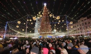 У Києві засяяла головна ялинка країни
