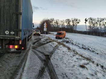 Вісім автомобілів потрапили у ДТП на трасі поблизу Рівного