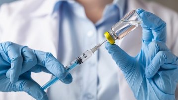 З січня лікарів без щеплення відсторонятимуть від роботи