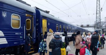 Сотні евакуйованих застрягли на Донеччині через обстріли залізниці