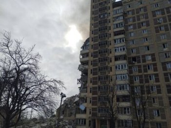 В Авдіївці росіяни ракетою влучили у багатоповерхівку