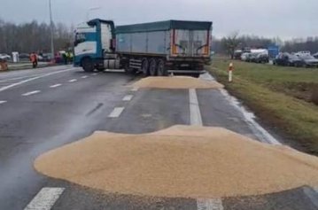 Польські фермери висипали на дорогу українське зерно і знову заблокували кордон