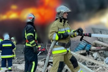 На Київщині досі гасять пожежу після російських ударів