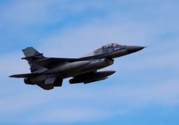 ЗМІ повідомили про прибуття F-16 в Україну. Що це змінює