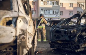 Авіаудар по Сумах: згоріло одразу 10 авто, припаркованих біля багатоповерхівки