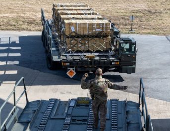Трамп обговорить призупинення або скасування військової допомоги Україні