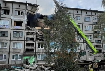 На Донеччині росіяни атакували дроном п’ятиповерхівку - поранена жінка та підліток