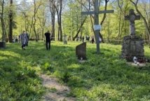 Україна не призупиняла ексгумації польських поховань - уряд Польщі