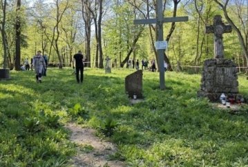 Україна не призупиняла ексгумації польських поховань - уряд Польщі