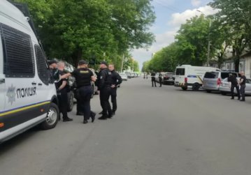 На вулиці Житомира чоловік застрелив жінку і наклав на себе руки